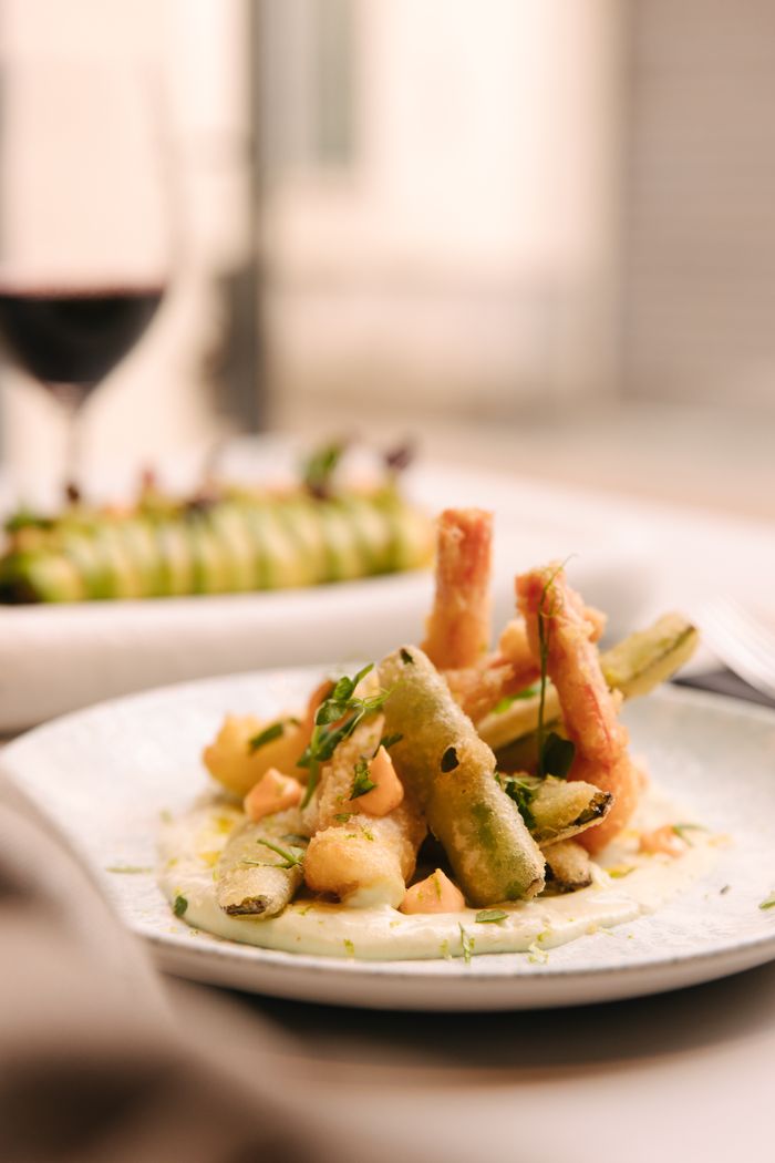 Plato de verduras en tempura fotografiado para un restaurante